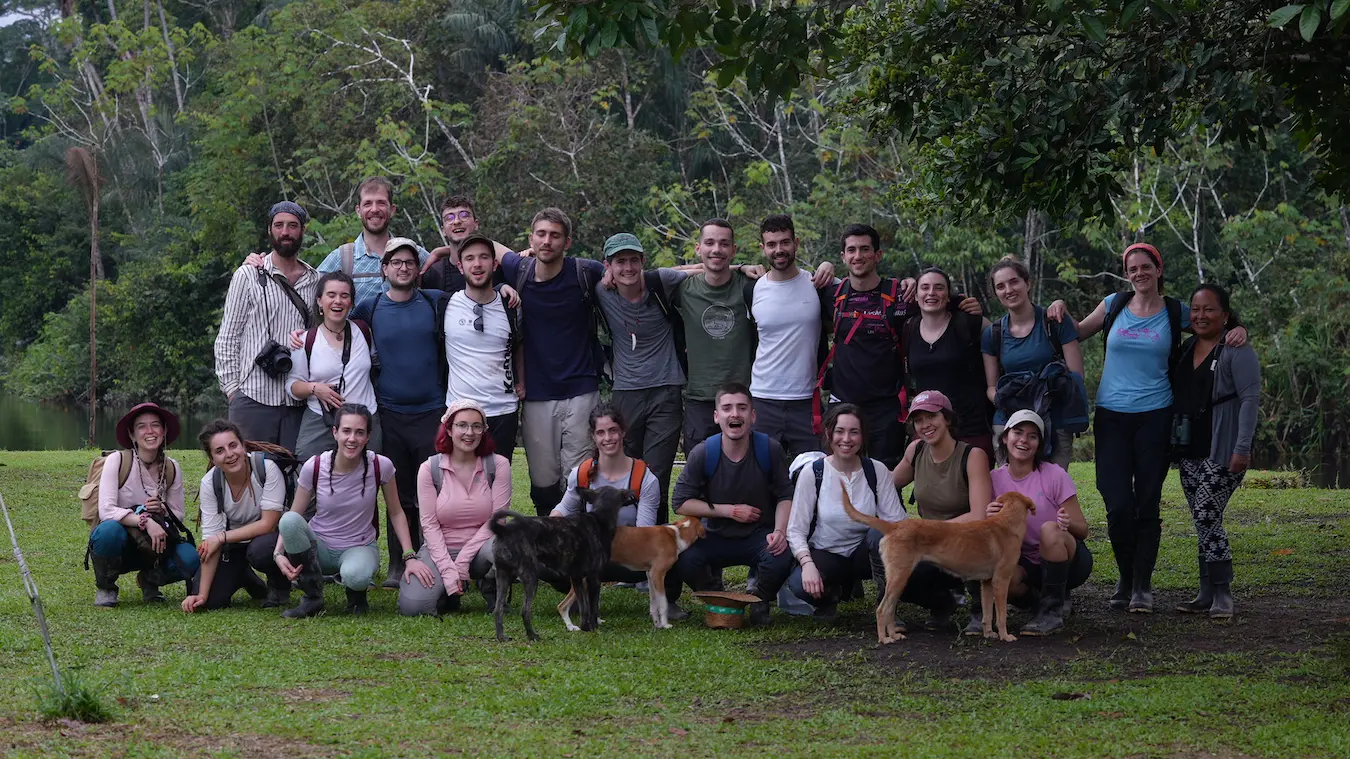 grupo-estudiantes-unav-ecuador